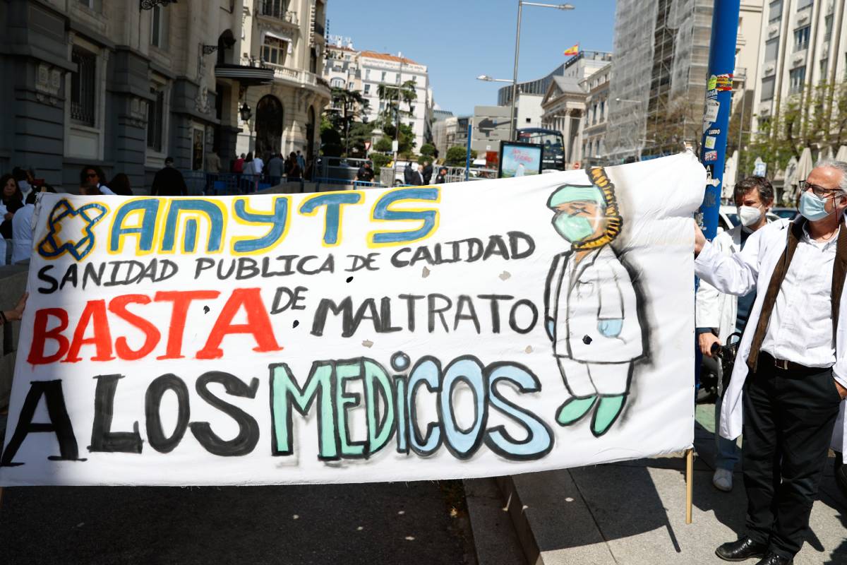 Unos delegados de Amyts protestan frente al Congreso de los Diputados. Foto: EFE